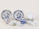 Plusieurs pièces de porcelaine bleue et blanche sont posées sur une table