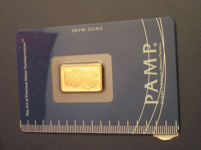 le petit lingot d'or est posé sur une règle