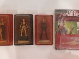 trois figurines représentant une femme et un homme se trouvent dans des boîtes en plastique