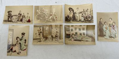 Plusieurs vieilles photographies de femmes et d'enfants sont exposées sur une table