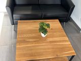 un canapé noir et une table en bois dans un salon