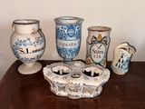 de nombreux vases posés les uns à côté des autres sur une table