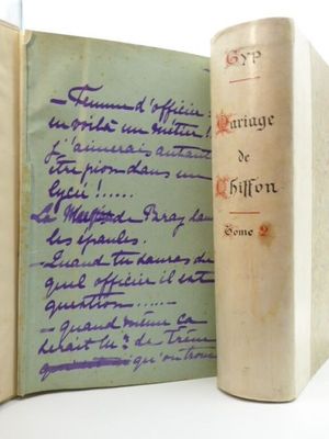 un vieux livre écrit posé sur une table