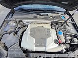 un moteur de voiture dont le capot est ouvert, garé dans la rue