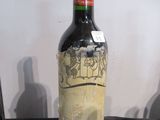 une bouteille de vin posée sur une table à côté d'une bouteille de vin