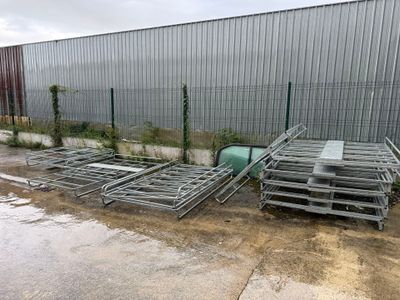 de nombreux rayonnages métalliques situés à l'extérieur d'un bâtiment