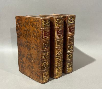 deux vieux livres posés l'un sur l'autre sur une table