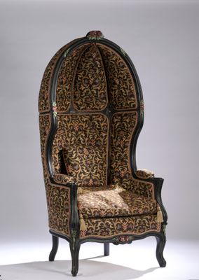 une chaise recouverte d'un tissu à imprimé léopard
