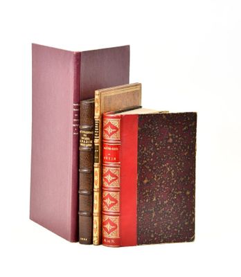 trois livres empilés les uns sur les autres
