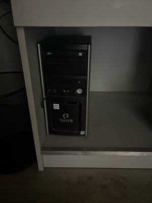 un ordinateur sur un bureau avec un clavier et une souris