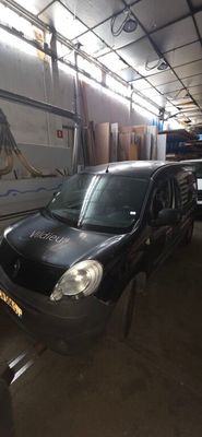 la photo d'une camionnette noire garée dans un garage