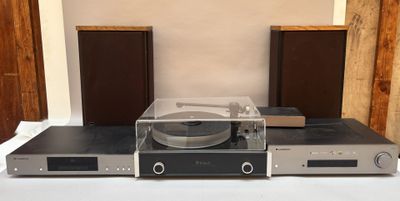 deux platines et un tourne-disque posés sur une table