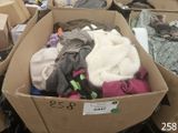 un carton rempli de vêtements sur le sol