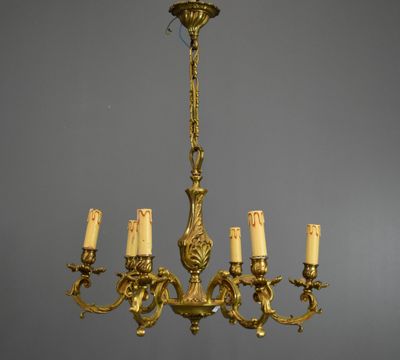 LUSTRE en bronze à 6 bras de lumières à décor de rinceaux. S…