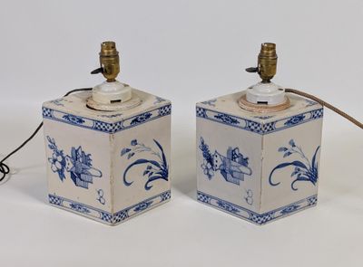 paire de lampes de table en porcelaine bleue et blanche avec des finitions en laiton