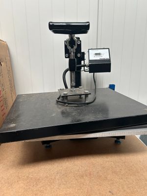 la machine est posée sur une boîte en carton, elle-même posée sur une table