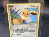 une image représentant une carte Pokémon dans une boîte en plastique