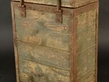 une vieille boîte en bois munie d'un loquet sur le dessus