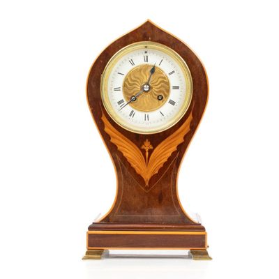 TRAVAIL ANGLAIS DU XIXE Pendule borne en marqueterie, cadran…