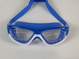 un gros plan sur une paire de lunettes de natation posée sur une surface blanche