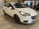 une voiture blanche garée dans un garage à côté d'autres voitures