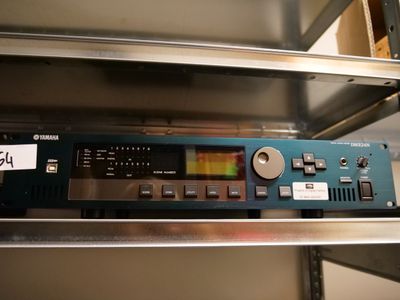 une radio posée sur une étagère dans une pièce