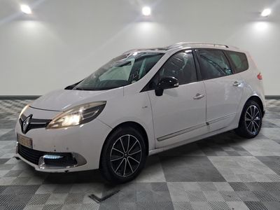 la photo d'une voiture blanche garée dans un garage