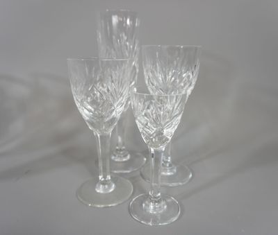 SAINT LOUIS. Ensemble de dix-sept verres comprenant six flût…