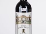 une bouteille de vin posée sur une table
