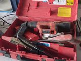 une boîte à outils rouge avec des outils sur une table