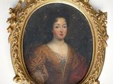 portrait d'une femme en robe dorée, dans un cadre doré