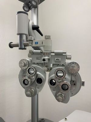 une image représentant une paire de lunettes posée sur une table