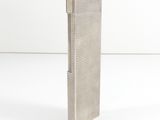 une image représentant un grand objet métallique argenté posé sur une surface blanche