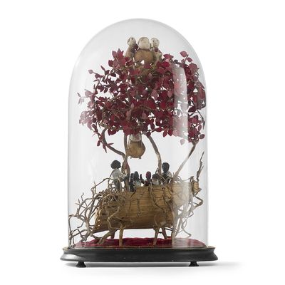 un dôme en verre avec un arbre à l'intérieur