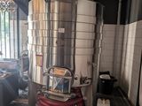 une photo d'une grande cuve en acier inoxydable à l'intérieur d'un bâtiment