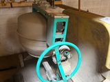 une photo d'une pièce dans laquelle se trouvent des toilettes et une machine