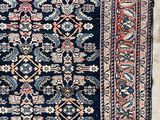 un tapis persan ancien aux couleurs bleu et rouge