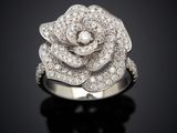 une bague en or blanc sertie de diamants en forme de rose