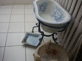 un lavabo et une baignoire dans une salle de bains