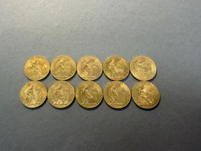 un groupe de cinq pièces d'or posées sur une table