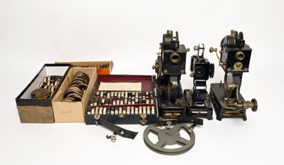 une petite machine posée sur une table à côté d'une boîte