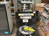 beaucoup d'appareils électroniques posés sur le sol