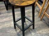 deux tabourets et une table dans une pièce