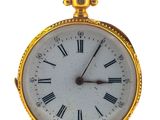 une montre de poche en or avec des chiffres romains sur le cadran