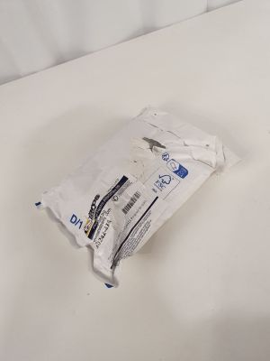 un paquet de papier toilette posé sur une table blanche