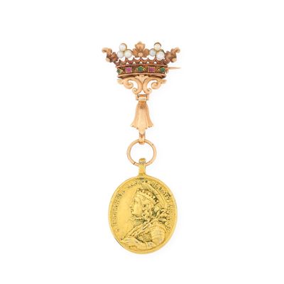 Gros plan sur une médaille d'or ornée d'une couronne