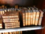 de nombreux livres anciens sur une étagère dans une pièce