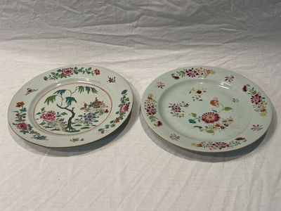 deux assiettes à motifs floraux posées sur une surface blanche