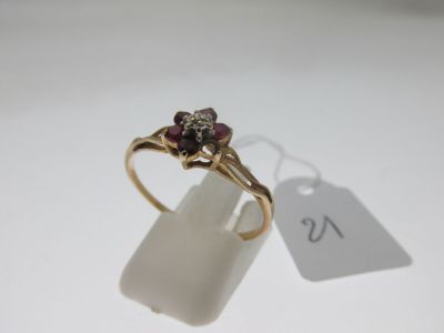 gros plan d'une bague en or avec une pierre violette