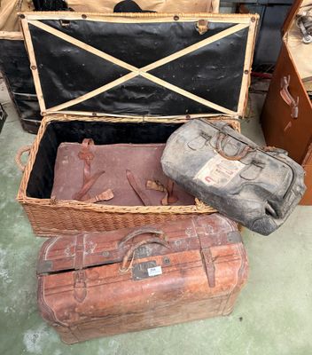 Grande valise en cuir, malle en osier, et trois sacs de voya…